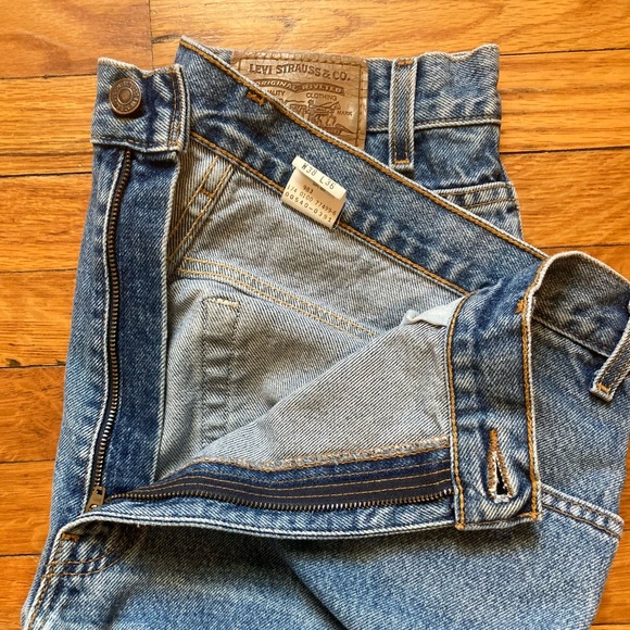 Levi 540 Relaxed Fit • Medium Wash - Picture 4 of 9